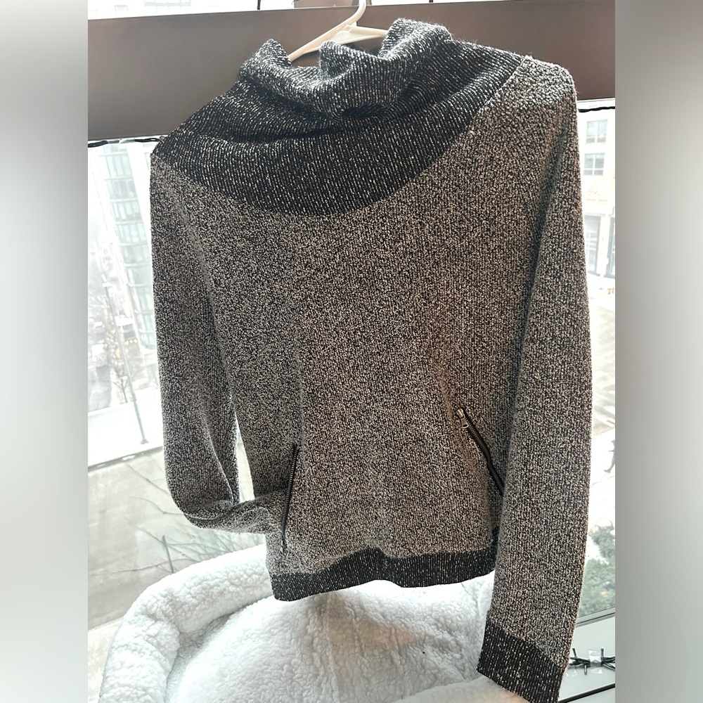 Super cute sweater with real pockets and turtleneck!
In great condition.